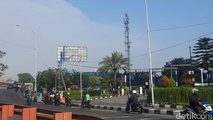 PPKM level 4 diperpanjang hingga 9 Agustus 2021. Penyekatan di Bundaran Waru dilonggarkan namun masih banyak yang lewat jalan tikus.