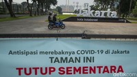 Pengendara sepeda motor melintas di depan Lapangan Banteng yang tutup karena Pemberlakuan Pembatasan Kegiatan Masyarakat (PPKM) Level 4 di Jakarta, Selasa (3/8/2021).