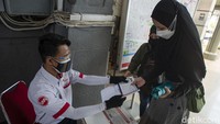 Petugas memeriksa Surat Tanda Registrasi Pekerja (STRP) milik calon penumpang KRL Commuterline saat masa Pemberlakuan Pembatasan Kegiatan Masyarakat (PPKM) Level 4 di Stasiun Pasar Senen, Jakarta, Selasa (3/8/2021).
