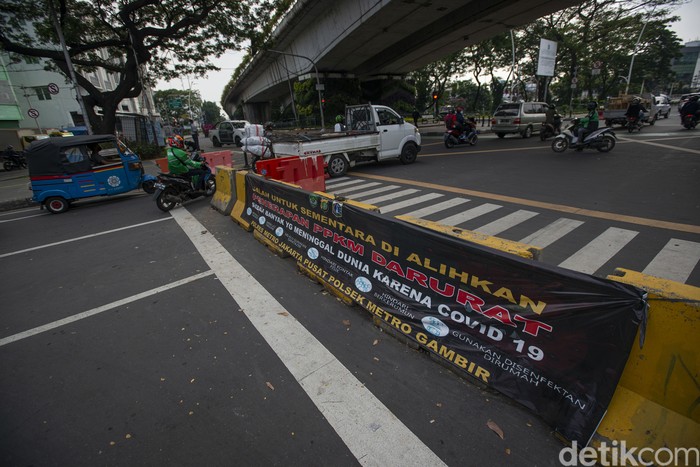 PERPANJANGAN PPKM DI JAKARTA Sejumlah pengendara kendaraan bermotor menerobos celah penyekatan Jalan Jatibaru Raya saat masa Pemberlakuan Pembatasan Kegiatan Masyarakat (PPKM) Level 4 di Tanah Abang, Jakarta, Selasa (3/8/2021). Meski menurut Gubernur Anies Baswedan kasus aktif harian COVID-19 Jakarta menurun hampir 100.000 orang dalam dua pekan terakhir, pemerintah masih memperpanjang PPKM Level 4 hingga 9 Agustus 2021 di Ibukota. ANTARA FOTO/Aditya Pradana Putra/rwa.