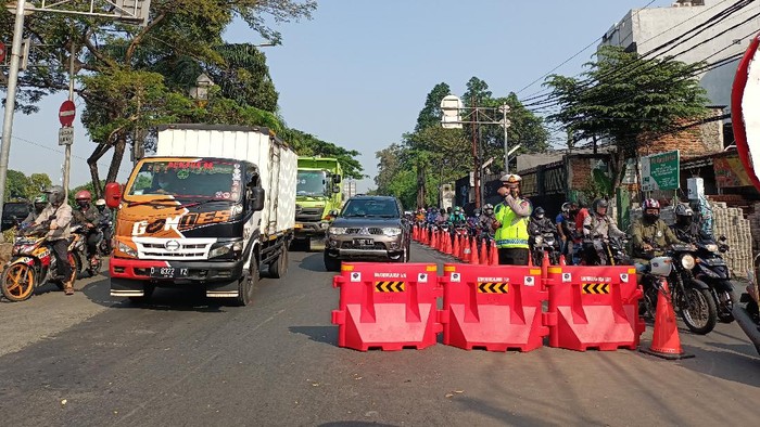 Kondisi lalu lintas di pos penyekatan Jl Daan Mogot, Jakarta Barat, atau Pesing, Selasa (3/8/2021).