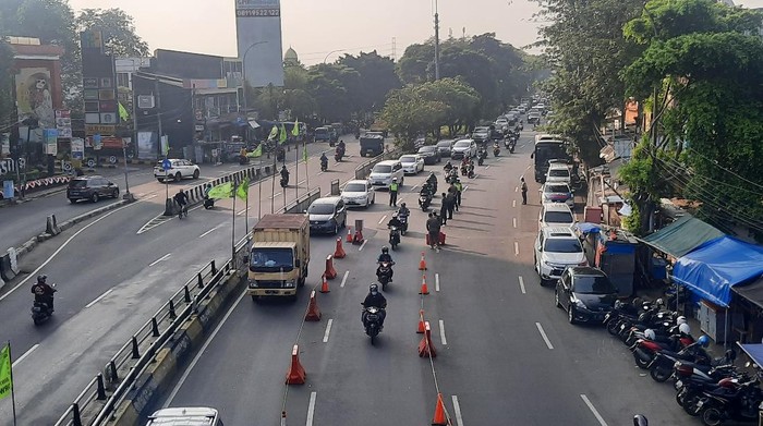 Tidak ada pemeriksaan STRP di pos penyekatan Underpass Basura, Jakarta Timur, pagi ini, Selasa (3/8/2021).