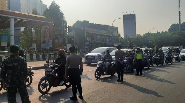 Situasi dan kondisi di pos penyekatan Underpass Basura, Jakarta Timur, Selasa (3/8/2021).