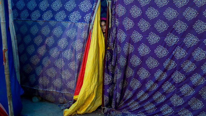 Pandemi COVID-19 berdampak pada seluruh masyarakat dunia, tak kecuali para pengungsi Rohingya. Kini mereka tengah menanti mendapatkan vaksin COVID-19.