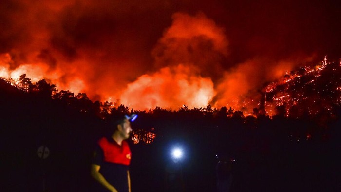 Kebakaran hutan melanda sejumlah kawasan Turki. Api yang masih terus berkobar membuat sejumlah warga memilih untuk mengungsi ke tempat yang lebih aman.