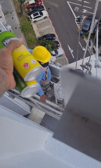 Pria Bagikan Minuman Gratis untuk Pekerja Gondola