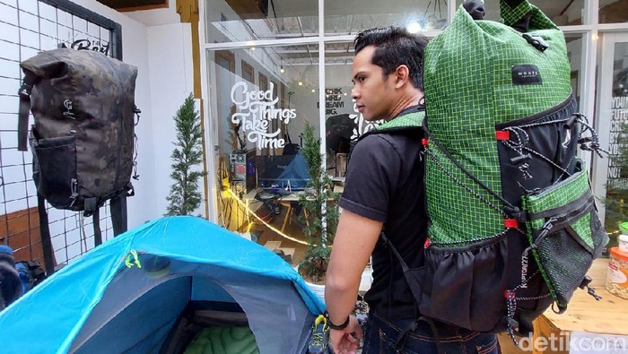 Pria Bandung Barat raup cuan dari bisnis peralatan outdoor