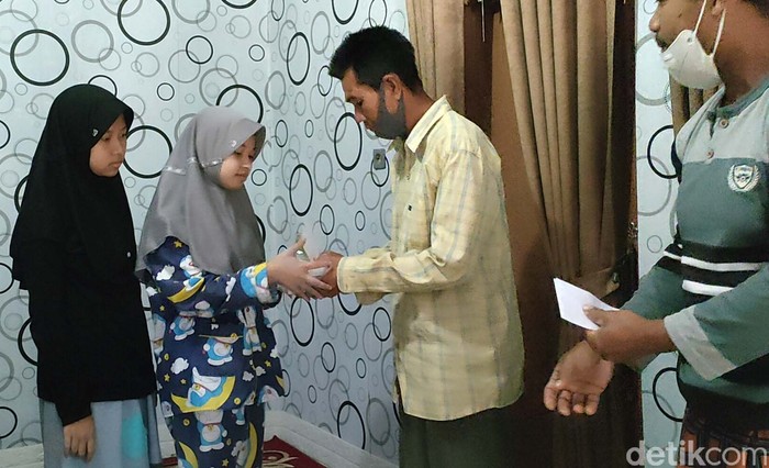 Pria 'Nasi Padang Goceng' Bagi Donasi Warganet ke Anak Yatim Mang Eman (51) yang viral karena membeli nasi padang dengan uang Rp 5.000 berbagi rezeki. Ia membagikan donasi yang diterimanya kepada anak yatim.