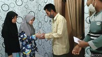 Mang Eman menepati janji berbagi donasi itu di rumahnya, Kampung Pasanggrahan Tonggoh, Desa Cilawu, Kecamatan Cilawu, Selasa (3/8/2021) sore.