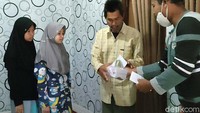 Ada 60 anak yatim dan 54 tetangga yang diberi duit oleh Mang Eman.