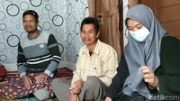 Sekadar diketahui, Mang Eman membetot perhatian publik setelah videonya saat membeli nasi padang bermodal duit Rp 5.000 viral di media sosial. Dalam video tersebut, pedagang agar-agar ini terlihat mondar-mandir di dalam rumah makan padang dengan maksud ingin membeli.
