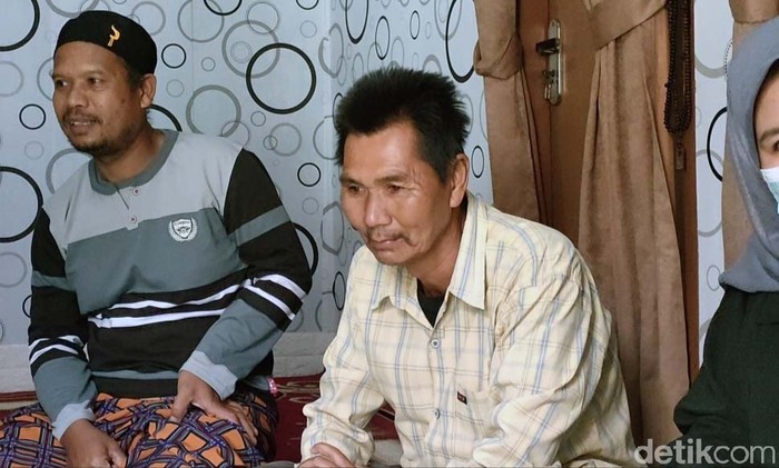 Pria 'Nasi Padang Goceng' Bagi Donasi Warganet ke Anak Yatim Mang Eman (51) yang viral karena membeli nasi padang dengan uang Rp 5.000 berbagi rezeki. Ia membagikan donasi yang diterimanya kepada anak yatim.