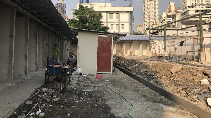 Proyek pembangunan Pasar Kambing Tanah Abang masih dikerjakan.