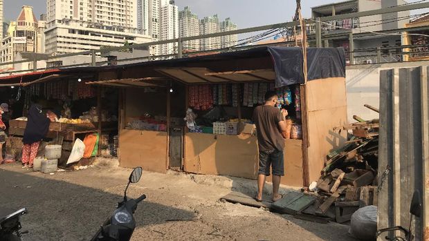 Proyek pembangunan Pasar Kambing Tanah Abang masih dikerjakan.