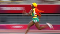 Ada juga rambut dengan warna yang paling mencolok seperti atlet lari Shelly dari Jamaika ini usai menyelesaikna lari di semifinal lari 100 meter putri di Olimpiade Musim Panas 2020, Sabtu, 31 Juli 2021, di Tokyo. AP/David J. Phillip