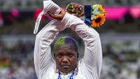 Untuk Olimpiade 2020 kali ini sepertinya gaya rambut yang paling populer untuk para atlit wanita bukanlah kuncir ekor kuda atau ponytail ataupun updo yang ketat, namun gaya rambut panjang kuncir yang dikepang kecil. Atau pelontos yang dicat warna-warni seperti atlet ini. AP/Francisco Seco