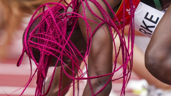 Ragam Gaya Rambut Unik Atlet Olimpiade 2020 Amya Clarke, of Saint Kitts and Nevis, prepares to start in her heat of the women's 100-meters at the 2020 Summer Olympics, Friday, July 30, 2021, in Tokyo. (AP Photo/Matthias Schrader)