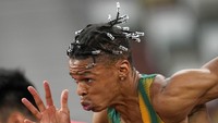Shaun Maswanganyi atlet asal Afrika Selatan, saat melakukan pemanasan untuk nomor lari 100 meter putra diajang Olimpiade Musim Panas 2020, Sabtu (31/7/2021) di Tokyo.  AP/David J. Phillip