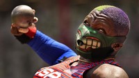 Berbeda lagi dengan penampilan Raven Saunders, atlet asal Amerika Serikat ini tampil dengan rambut dan masker yang unik saat berlaga di final pukulan putri di Olimpiade Musim Panas 2020, Minggu, 1 Agustus 2021, di Tokyo. AP/David J. Phillip