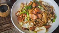 Penggemar mie pasti ketagihan dengan Mie Goreng Jepang. Rasanya gurih dengan mie lembut mulur pluas tambahan irisan sosis. Bikinnya gampang. Lihat saja cara membuatnya di resep ini. Foto: iStock