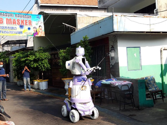Warga Kampung Pintar di Jalan Tembok Gede III, Kelurahan Bubutan, Surabaya membuat robot multifungsi. Robot tersebut diberi nama Robot Delta.
