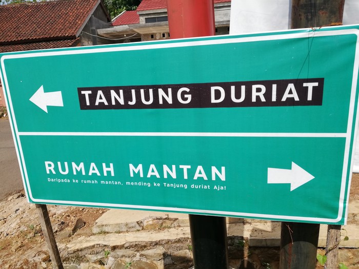 Rumah mantan dan pemandangan Waduk Jatigede Sumedang