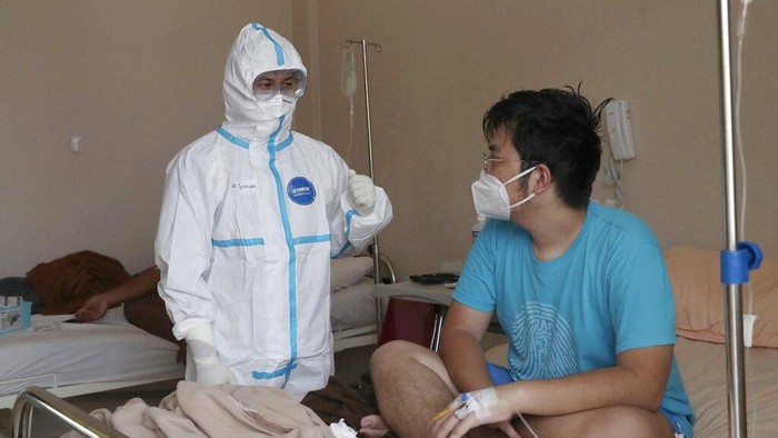 Tenaga kesehatan berada di garis depan penanggulangan pandemi. Dokter ini berbagai kisahnya yang tak gentar rawat pasien meski telah dua kali positif COVID-19.