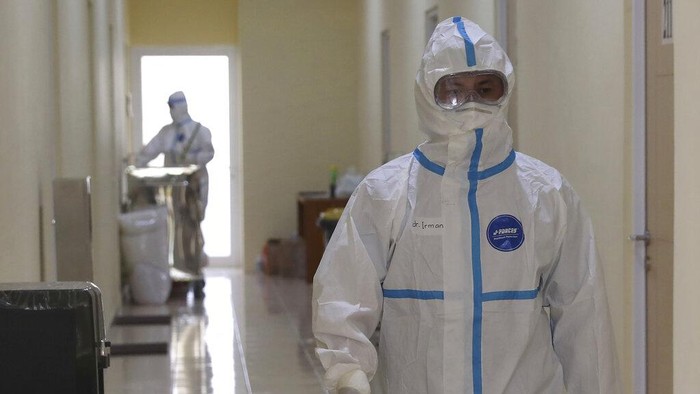 Saat Corona Tak Hentikan Semangat Dokter Ini Merawat Pasien COVID-19 Tenaga kesehatan berada di garis depan penanggulangan pandemi. Dokter ini berbagai kisahnya yang tak gentar rawat pasien meski telah dua kali positif COVID-19.