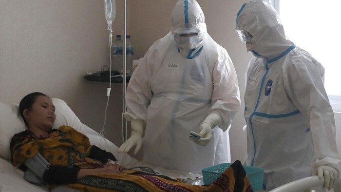 Tenaga kesehatan berada di garis depan penanggulangan pandemi. Dokter ini berbagai kisahnya yang tak gentar rawat pasien meski telah dua kali positif COVID-19.