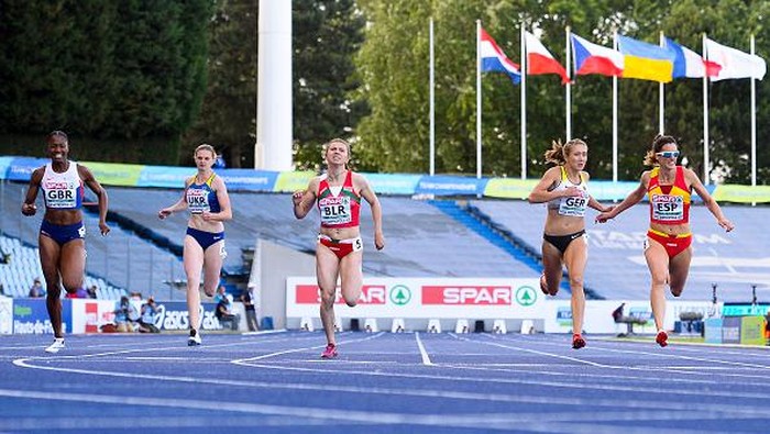 Sosok Kristina Timanovskaya curi atensi dunia. Usai diusir dari Olimpiade Tokyo 2020 oleh timnya sendiri, sprinter Belarusia itu tengah mencari suaka politik.