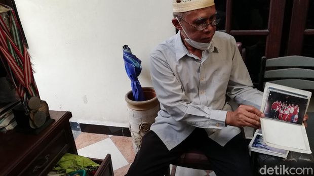 Suratman, ayah Muammar Qadafi yang merupakan pelatih Kevin Cordon.