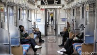 Selain itu, masker masih wajib dipakai saat berada di dalam gedung atau ruangan tertutup dan sempit (termasuk dalam transportasi publik). (Foto: Pradita Utama/detikcom)
