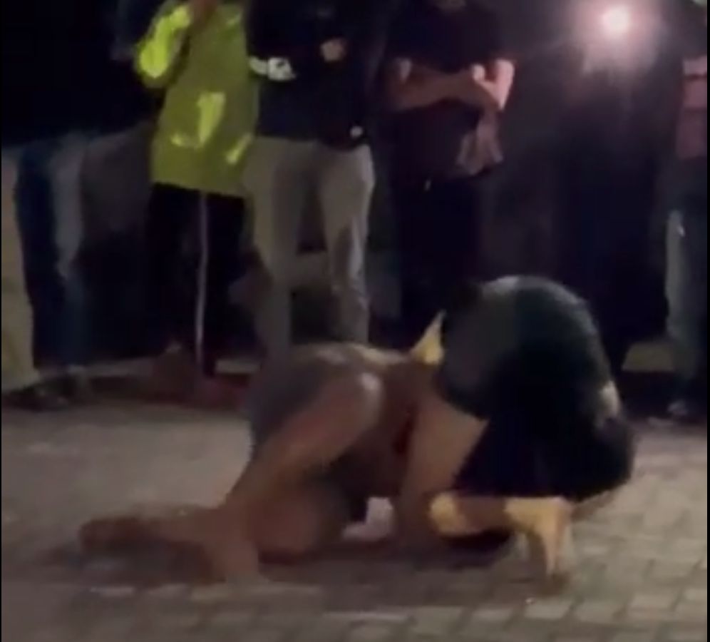 Tangkapan layar video viral 2 pria di Makassar tarung bebas. (dok. Istimewa) Tangkapan layar video viral 2 pria di Makassar tarung bebas. (dok. Istimewa)
