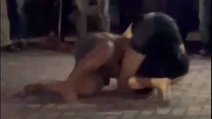 Tangkapan layar video viral 2 pria di Makassar tarung bebas. (dok. Istimewa)