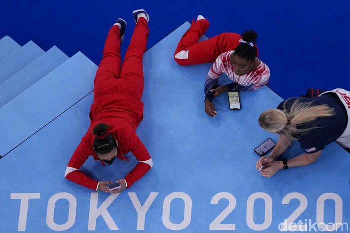 Tokyo Olympics Artistic Gymnastics Coach Cecile Landi takes a selfie with Simone Biles, of the United States, during the warm up prior to the artistic gymnastics balance beam final at the 2020 Summer Olympics, Tuesday, Aug. 3, 2021, in Tokyo, Japan. (AP Photo/Morry Gash)
