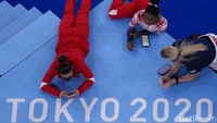 Mereka juga terlihat santai memainkan smartphone. AP Photo/Morry Gash.