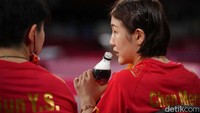 Dua atlet tenis meja China, Chinas Chen Meng dan Sun Yingsha berbincang santai sambil minum di tengah istirahat pertandingan. AP Photo/Kin Cheung.