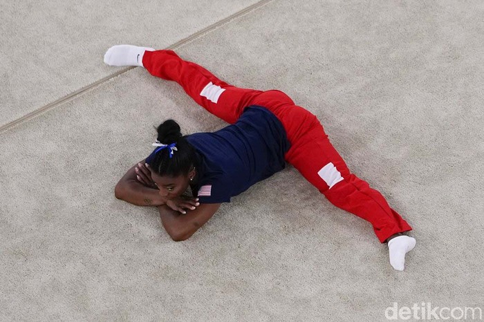Coach Cecile Landi takes a selfie with Simone Biles, of the United States, during the warm up prior to the artistic gymnastics balance beam final at the 2020 Summer Olympics, Tuesday, Aug. 3, 2021, in Tokyo, Japan. (AP Photo/Morry Gash)