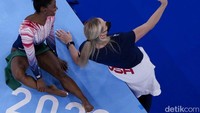 Simone Biles dari Amerika Serikat berselfie dengan pelatihnya sebelum final senam artistik, Selasa, 3 Agustus 2021. AP Photo/Morry Gash.