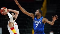 Pemain Spanyol Rubio tengan memegang bola dan berhadapan dengan Kevin Durant. (AP Photo/Charlie Neibergall)