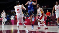 Pemain Amerika Devin Booker tampat melakukan layup dalam pertandingan tersebut. (AP Photo/Charlie Neibergall)