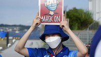 Mereka juga terus memakai masker dan menyerukan penonton untuk memakai masker. AP Photo/Gregorio Borgia.
