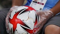 Mereka juga harus memakai sarung tangan saat bertugas.