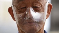Seorang relawan tampak memakai masker transparan. AP Photo/Gregorio Borgia.