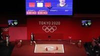 Komite Olimpiade Internasional (IOC)  membolehkan atlet transgender ikut Olimpiade. Syaratnya sudah mengumumkan identitas baru sebagai perempuan minimal empat tahun sebelumnya. Juga menjaga level hormon testosteron di bawah 10 nanomoles per liter selama 12 bulan sebelum tampil di Olimpiade. AP Photo/Luca Bruno