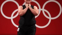  Ketika masih berusia 23 tahun, Hubbard membuat catatan rekor nasional setelah mengalahkan lifter pria dengan total angkatan 300 kg. Chris Graythen/Getty Images