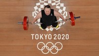 Laurel Hubbard juga mengukir sejarah sebagai atlet transgender pertama yang tampil di Olimpiade. AP Photo/Luca Bruno