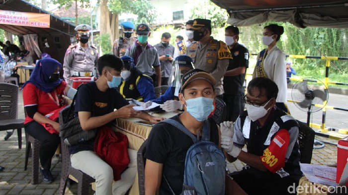 Vaksinasi COVID-19 terus digencarkan di Kota Kediri. Salah satunya oleh polisi dengan menggelar vaksinasi Merdeka.