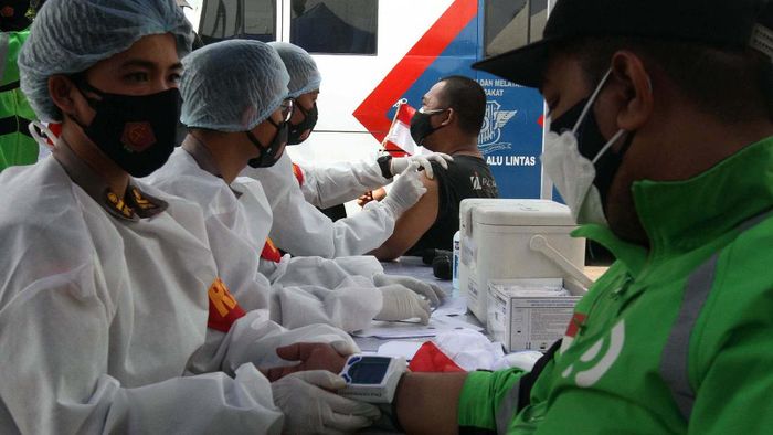 Gerakan Vaksinasi Merdeka diluncurkan di Jakarta. Vaksinasi yang didukung Polda Metro Jaya dan Gojek ini untuk mencapai 70% vaksinasi di hari kemerdekaan.