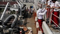 Para pelajar yang telah mengikuti vaksin, bisa langsung naik ke kapal-kapal perang Kolinlamil yang sandar berjajar dengan dipandu para prajurit dari Staf Potensi Maritim sekaligus memberikan informasi tentang kapal-kapal tersebut.